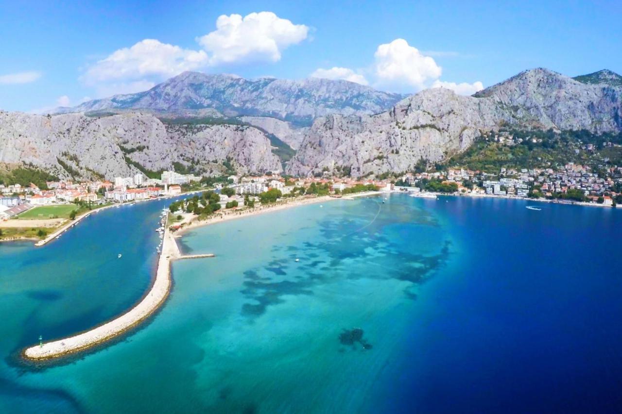 Alley * Omis